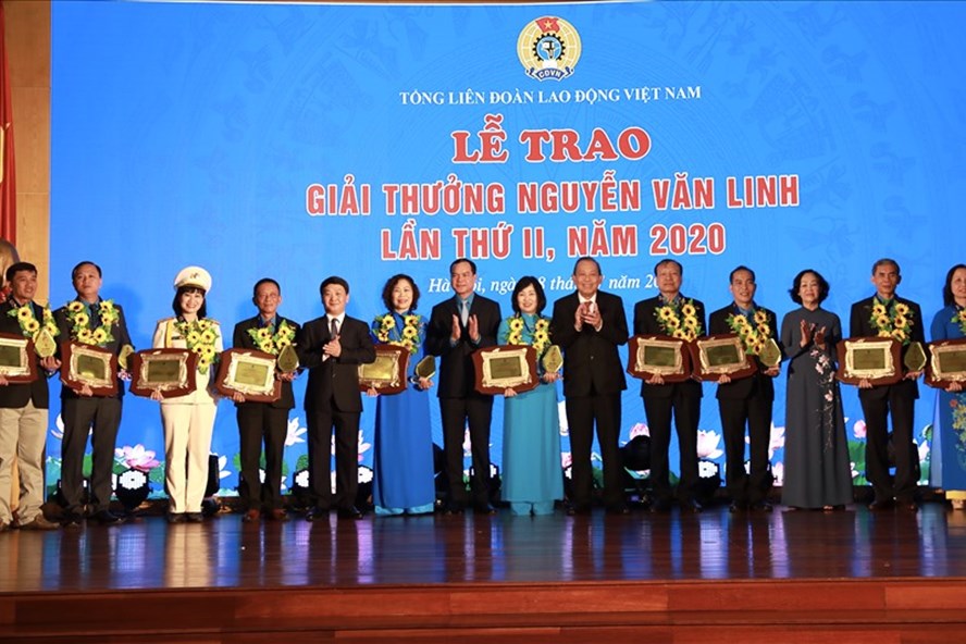 Các đồng chí lãnh đạo chụp ảnh lưu niệm cùng 10 cán bộ công đoàn được nhận giải thưởng Nguyễn Văn Linh. Ảnh: Hải Nguyễn.
