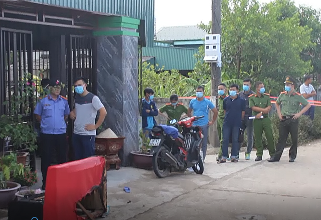 Lực lượng công an bảo vệ hiện trường tại ngôi nhà xảy ra hỏa hoạn. Cạnh đó là chiếc ghế đã cháy hỏng. Ảnh: Trần Tuấn.
