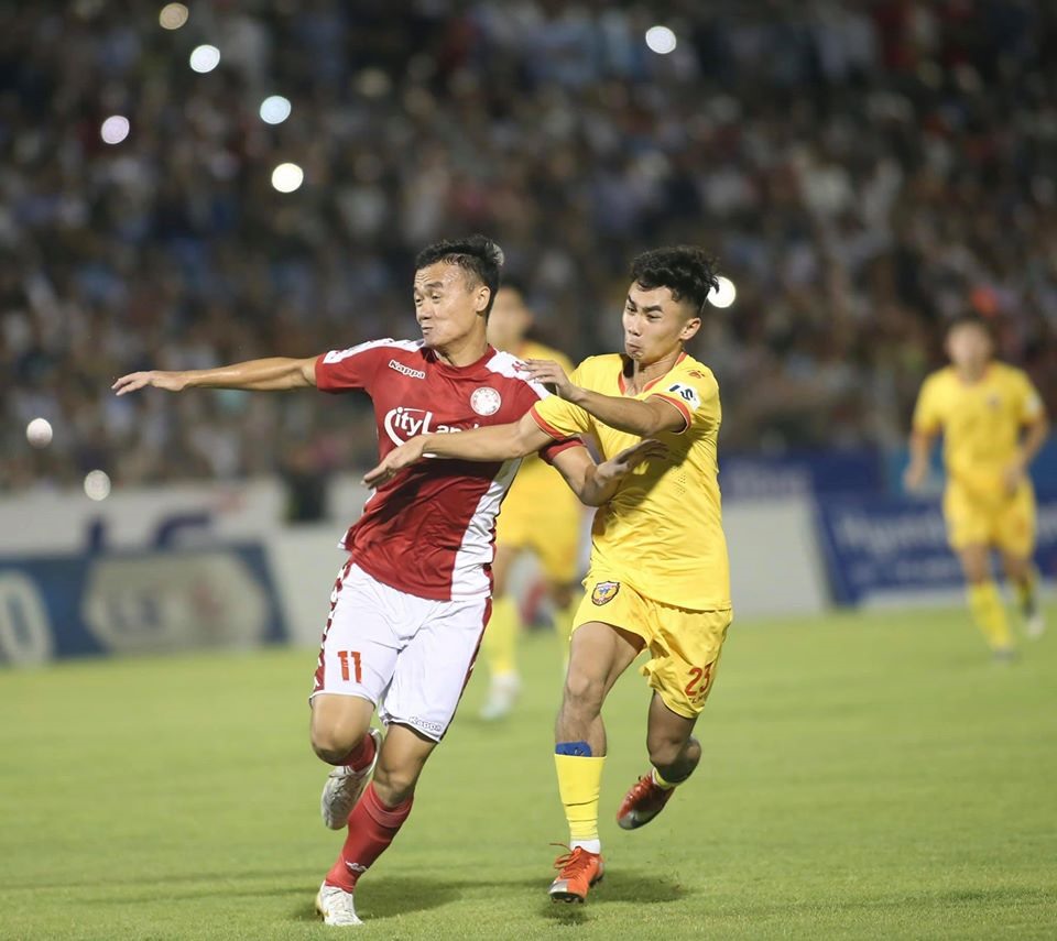 Nguyễn Xuân Nam (áo đỏ) sẽ có lần đầu làm việc cùng HLV Hữu Thắng. Ảnh HCM FC