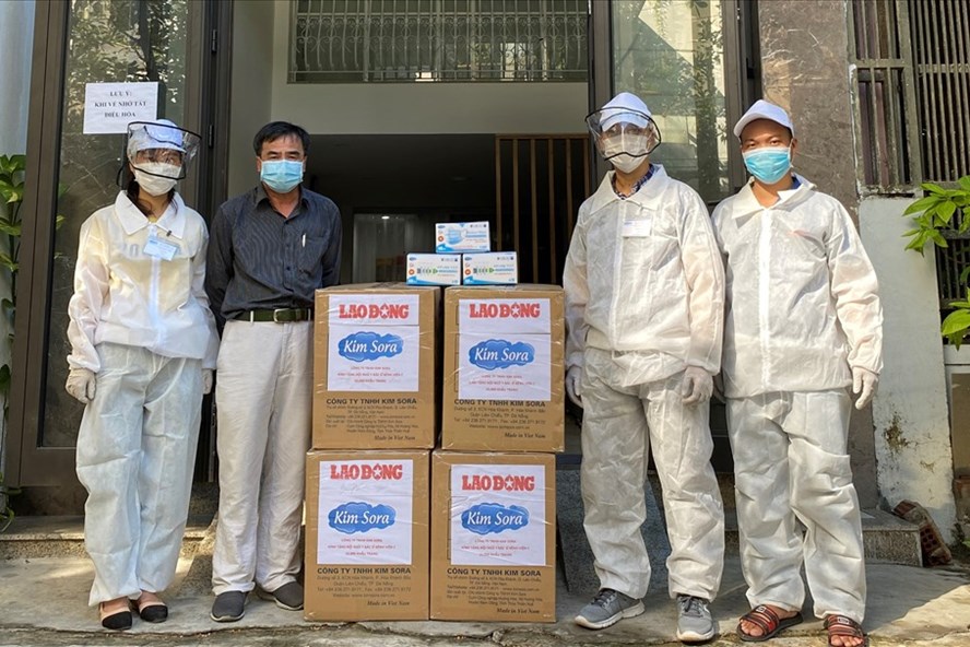 Thông qua Báo Lao Động, Công ty TNHH KIm Sora đã tặng đợt đầu 10 ngàn khẩu trang cho bệnh nhân và nhân viên y tế Bệnh viện C-(Đà Nẵng). Ảnh: Thái Bình