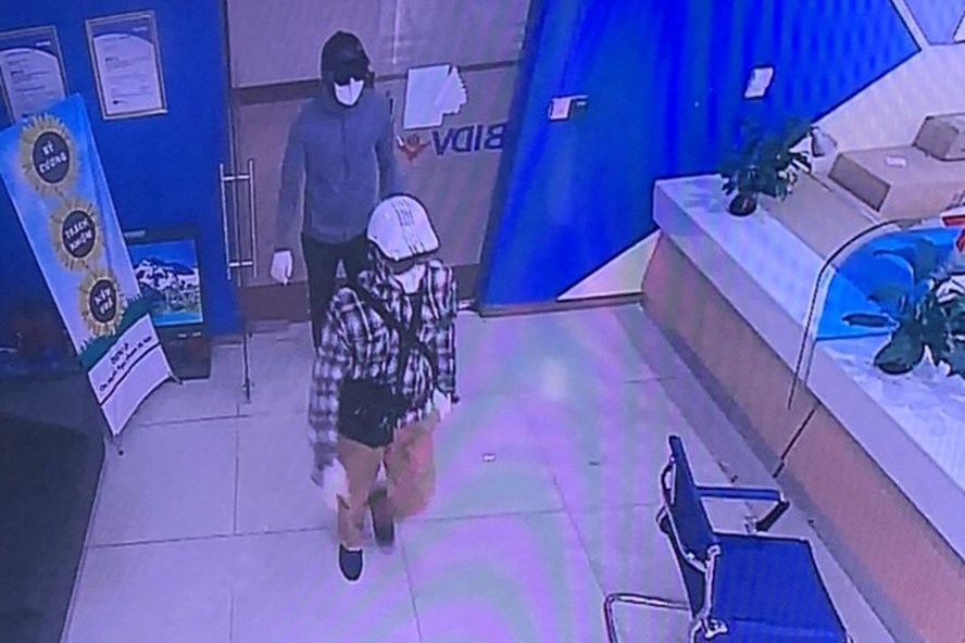 Hai tên cướp ngân hàng ở Hà Nội bị bắt hai ten cuop ngan hang o ha noi bi bat