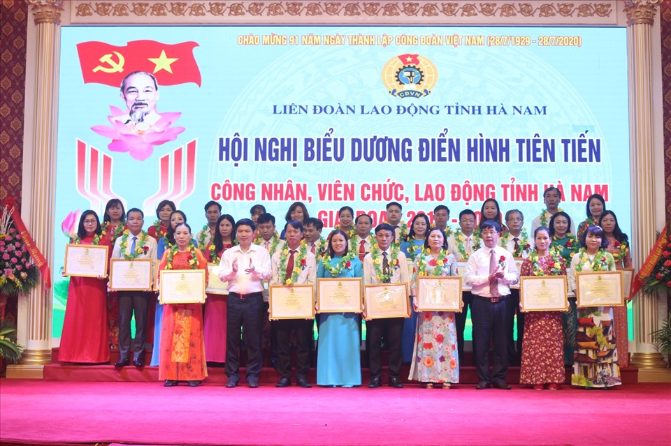 Các tập thể, cá nhân điển hình tiên tiến nhận Bằng khen. Ảnh: Thu Lệ.