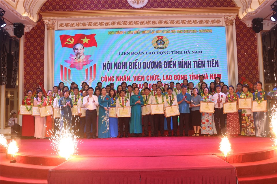 Các đồng chí lãnh đạo chụp ảnh lưu niệm cùng các điển hình tiên tiến. Ảnh: Thu Lệ.