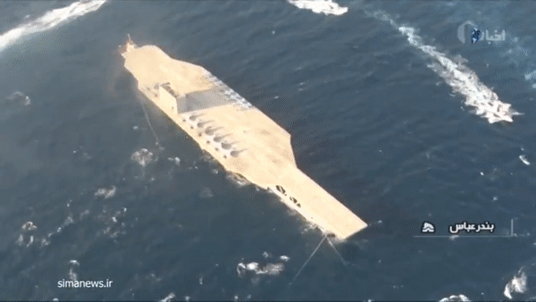 Iran tập trận hủy diệt phiên bản nhái “tàu sân bay” Mỹ. Nguồn: Fars News