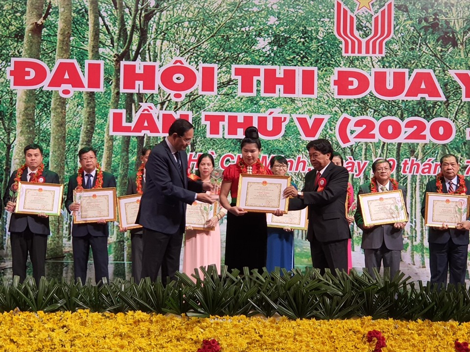 Các CNVCLĐ trực tiếp điển hình tiên tiến nhận Bằng khen của VRG. Ảnh Nam Dương