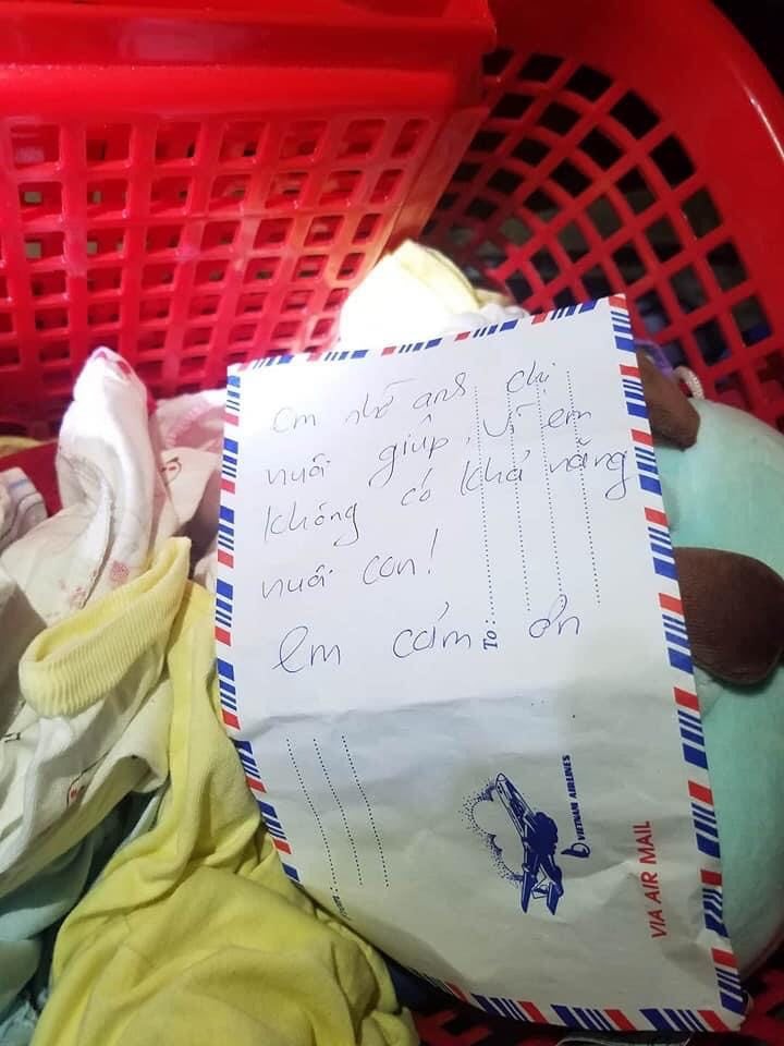 Bức thư đặt cùng bé gái với nội dung “nhờ nuôi giúp“. Ảnh CTV