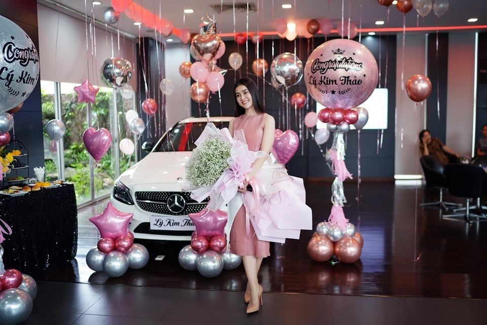 Á hậu Lý Kim Thảo sắm Mercedes-Benz C300 AMG. Ảnh: NSCC