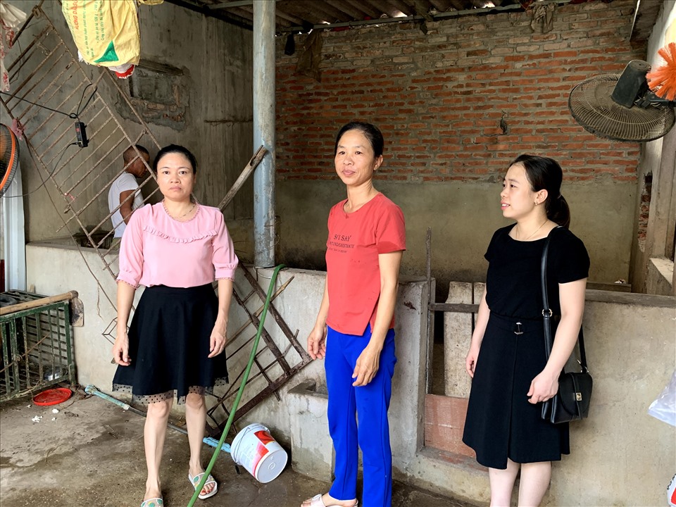 Cán bộ Quỹ kiểm tra việc sử dụng vốn vay đúng mục đích. Ảnh: N.Thanh