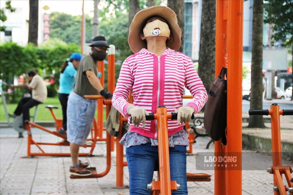 Người dân TPHCM ý thức hơn trong việc thực hiện các biện pháp phòng chống dịch bệnh COVID-19 - ảnh Ngọc Lê