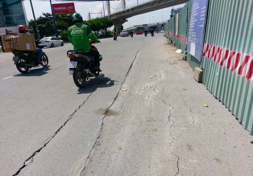 Chủ đầu tư thi công gây nứt mặt đường Điện Biên Phủ. Ảnh: Minh Quân