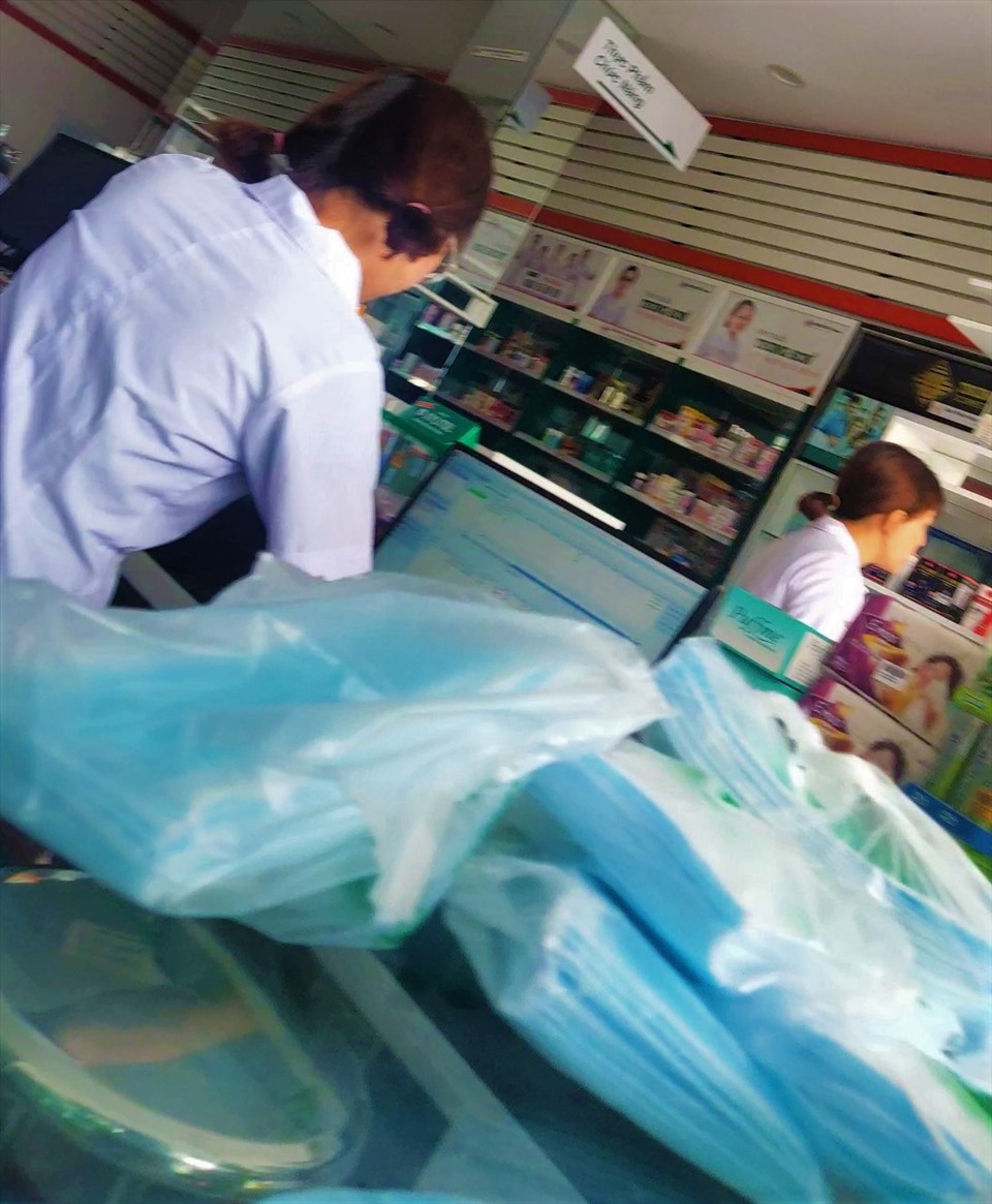 Một số cơ sở kinh doanh chỉ bán khẩu trang y tế cho khách hàng với số lượng có giới hạn . Ảnh: Thành Nhân