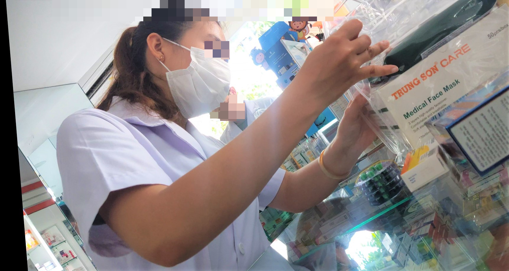 Nhân viên của cơ sở kinh doanh nhà thuốc Trung Sơn tư vấn cho PV về việc mua khẩu trang y tế. Ảnh: Thành Nhân