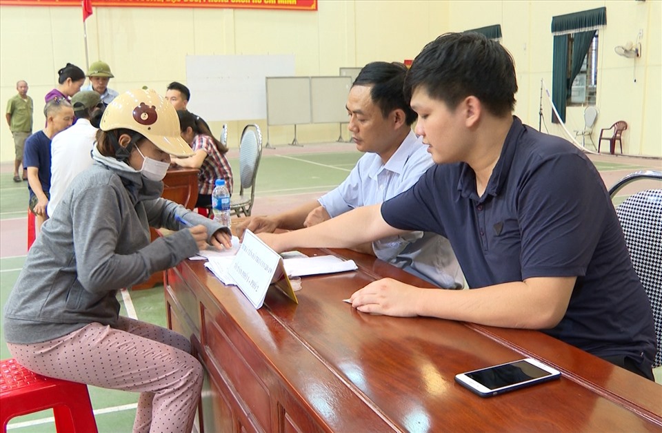 Việc chi trả tiền hỗ trợ cho người dân được thực hiện nhanh gọn, đảm bảo khách quan. Ảnh: NT