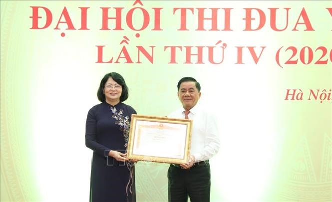 Đồng chí Đặng Thị Ngọc Thịnh, Phó Chủ tịch nước, Phó Chủ tịch thứ nhất Hội đồng Thi đua - Khen thưởng Trung ương tặng hoa, chúc mừng Cơ quan Ủy ban Kiểm tra Trung ương. Ảnh: TTXVN