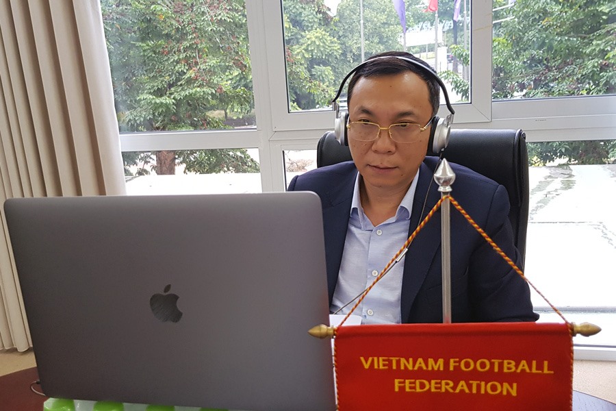 Phó Chủ tịch VFF Trần Quốc Tuấn tham gia cuộc họp trực tuyến. Ảnh: VFF