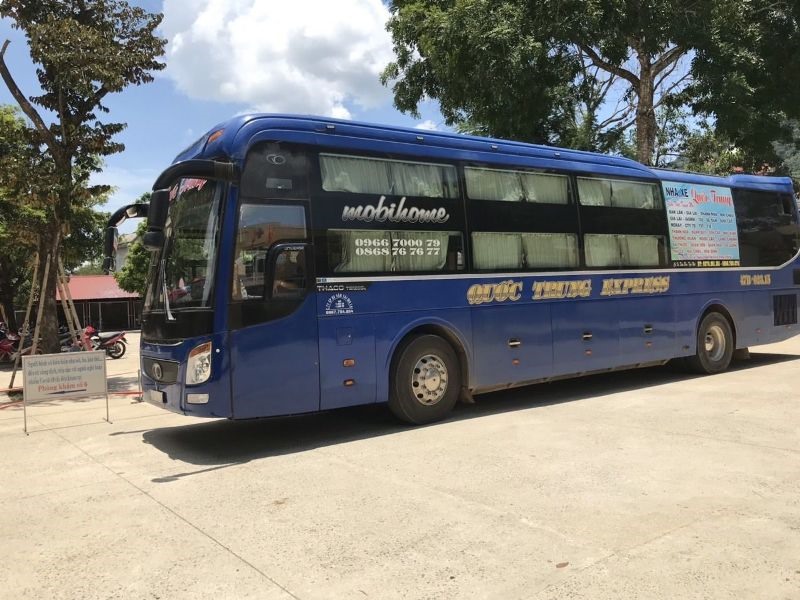 Chiếc xe khách về đến Thanh Hóa đã được lực lượng chức năng phun thuốc khử trùng, nhằm phòng, chống dịch bệnh COVID-19. Ảnh: CATH