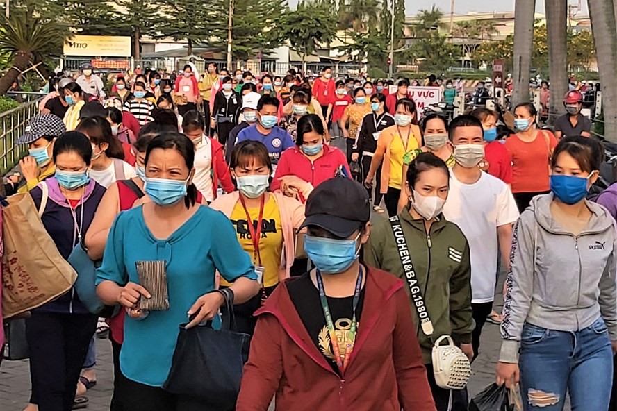 Hơn 6.000 công nhân Công ty PouYuen phải tạm ngừng việc do thiếu đơn hàng. Ảnh Nam Dương