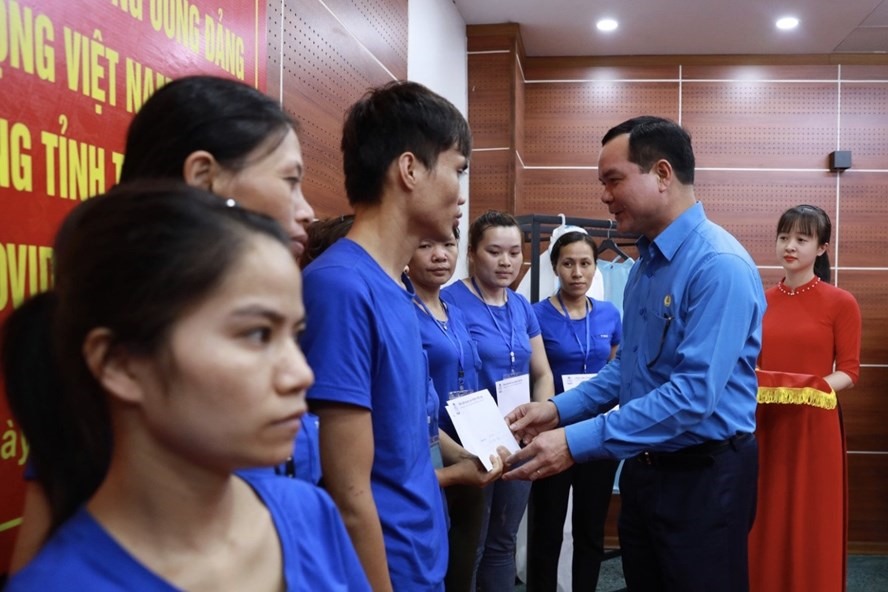 Ngày 28.6, đồng chí Nguyễn Đình Khang, Uỷ viên Trung ương Đảng, Chủ tịch Tổng LĐLĐVN tặng quà người lao động tỉnh Thái Nguyên. Ảnh: Hải Nguyễn
