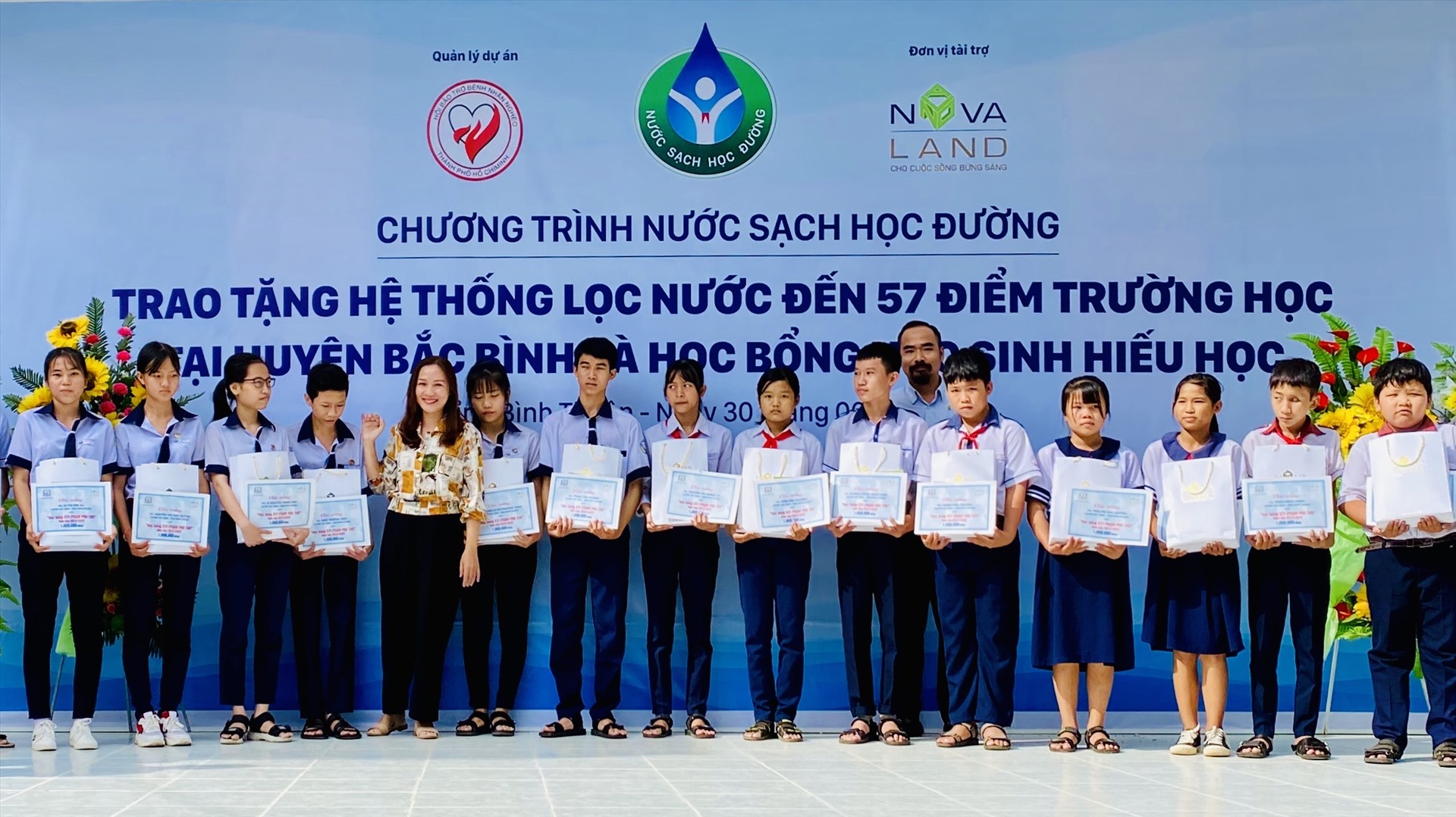 Hàng trăm suất học bổng đã được trao tận tay những em học sinh hiếu học
