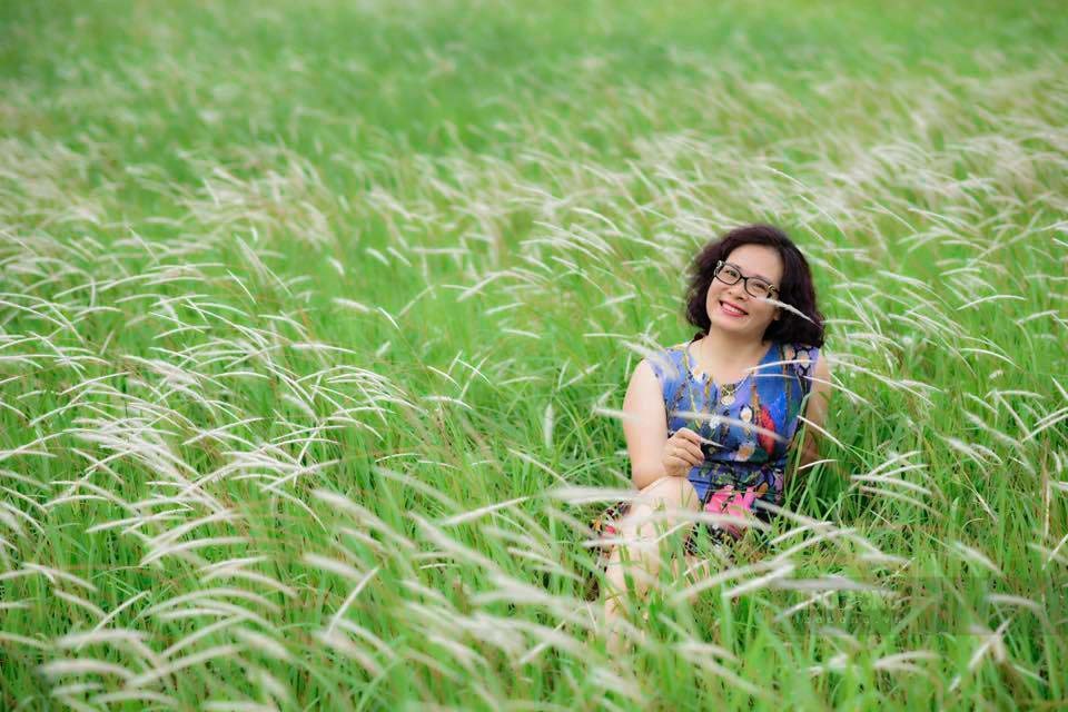 Nhiều người thích thú chụp ảnh với bãi cỏ này. Ảnh: NVCC