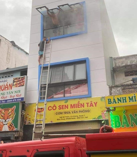 Lực lượng chức năng có mặt, phối hợp người dân triển khai chữa cháy, cứu 7 người bên trong. Ảnh: PC07