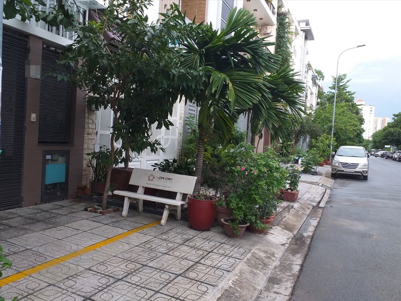 Không ít hộ dân biến vỉa hè làm sân chơi riêng khi họ đặt ghế đá để thành viên gia đình ngồi chơi, nghỉ ngơi...