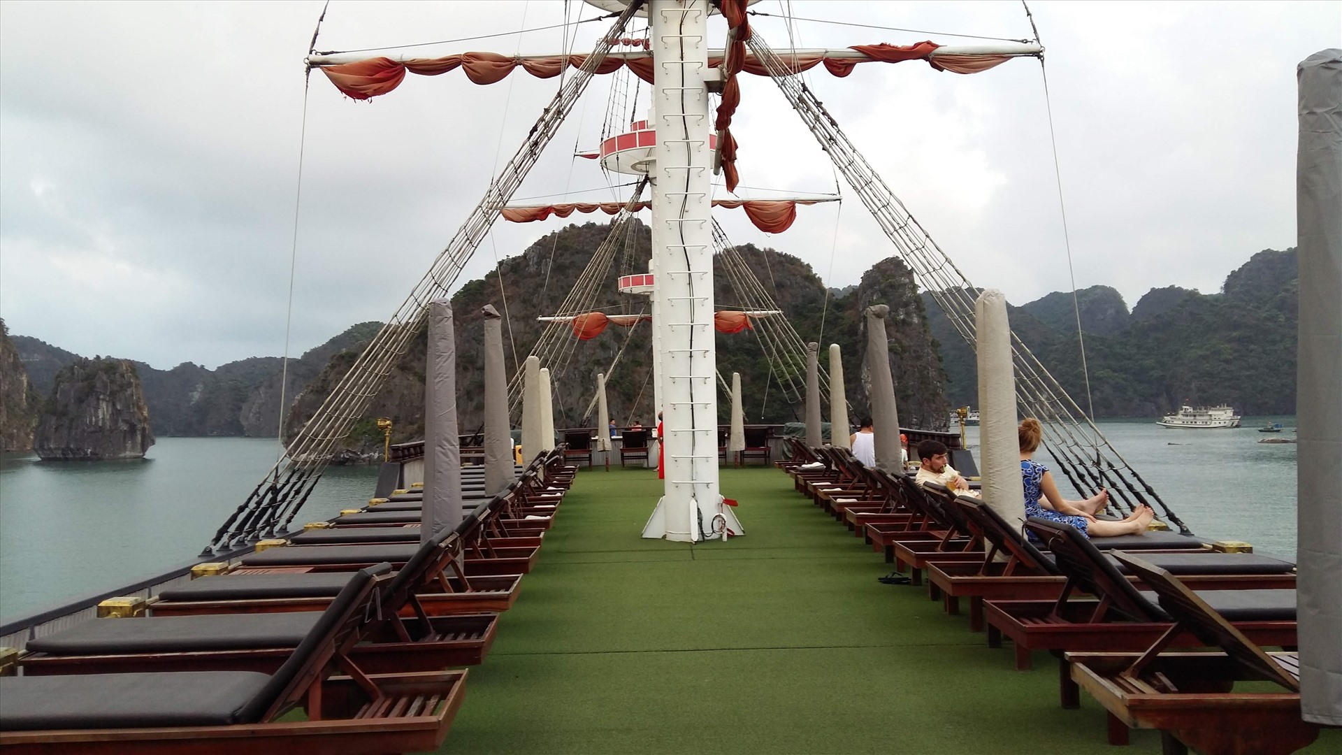 Nhiều chủ tàu giảm 50% giá, xuống còn khoảng 2 triệu đồng/người/tour 2 ngày một đêm, nhưng phải trả về cho Ban quản lý vịnh Hạ Long 500.000 đồng tiền vé tham quan của khách. Việc miễn, giảm phí tham quan sẽ tháo gỡ khó khăn cho các chủ tàu. Ảnh: Nguyễn Hùng