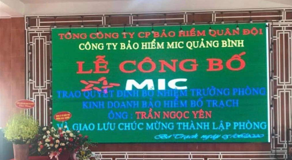 Market tại buổi lễ ghi rõ lễ công bố và trao quyết định cho ông Yên. Ảnh: Bạn đọc cung cấp