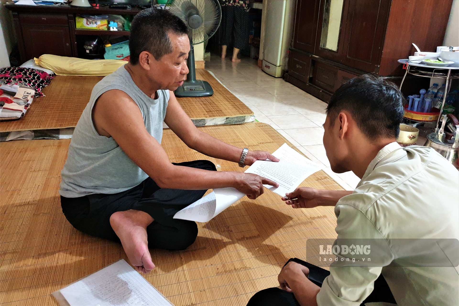 Cư dân nhà tập thể A7 nhiều lần kiến nghị lên cơ quan có thẩm quyền về tình trạng xuống cấp của khu nhà.