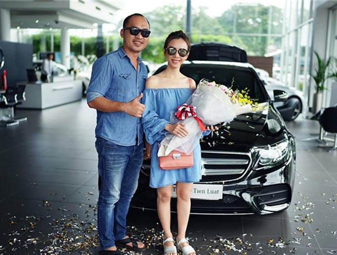 Thu Trang và Tiến Luật sử dụng chung xe Mercedes-Benz E300 CKD. Ảnh: NSCC