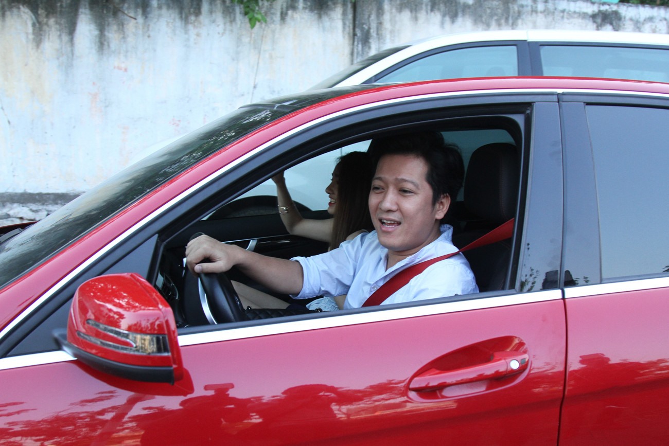 Trường Giang thường xuyên sử dụng chiếc Mercedes C300 giá 2 tỉ để đi quay gameshow. Ảnh: NSCC