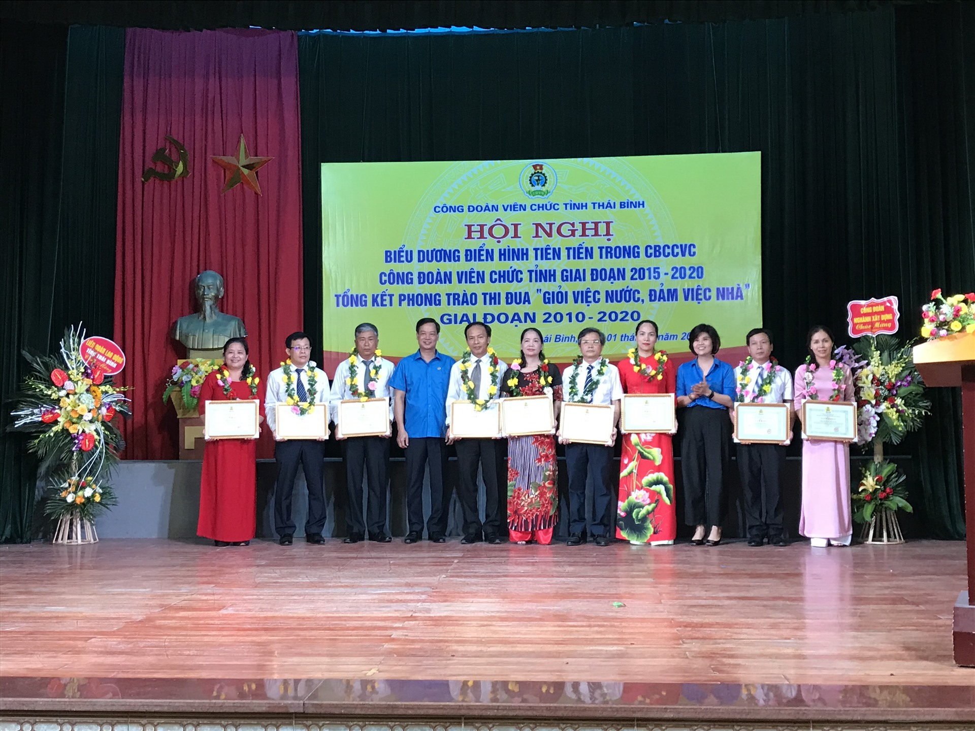 Lãnh đạo LĐLĐ tỉnh trao khen thưởng cho những các nhân tiên tiến, điển hình trong phong trào thi đua giai đoạn 2016 – 2020. Ảnh: Bá Mạnh