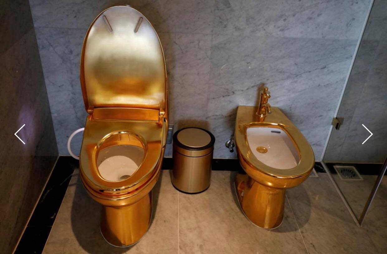 Bồn cầu cũng được dát vàng tại khách sạn Hà Nội Golden Lake. Ảnh: Reuters