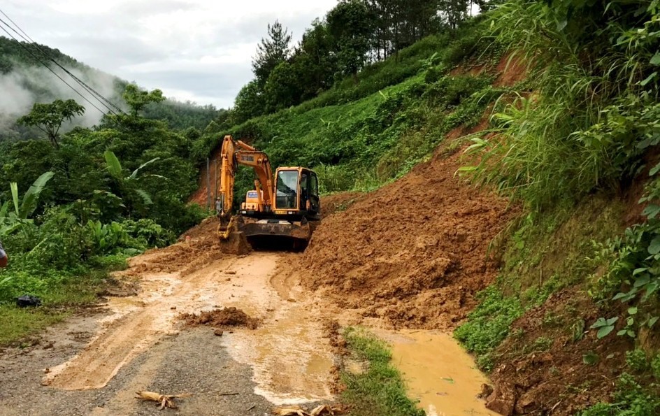 Lực lượng chức năng tiến hành các biện pháp để thông đường. Ảnh: Duy Đức