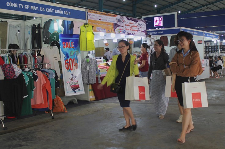 Giảm giá đến 50%, hàng nghìn người tiêu dùng đến mua sắm đặc sản giá rẻ Giảm giá đến 50%, hàng nghìn người tiêu dùng đến mua sắm đặc sản giá rẻ