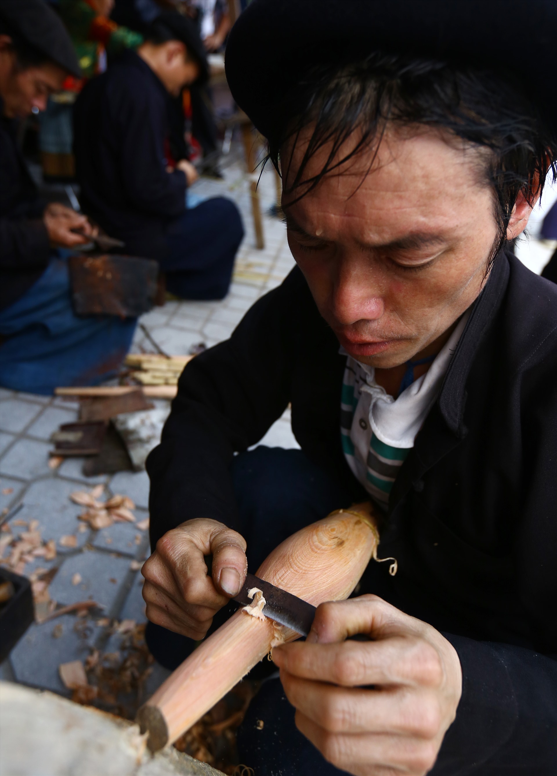 Công đoạn gọt bầu đàn của Mua Mí Hồng.