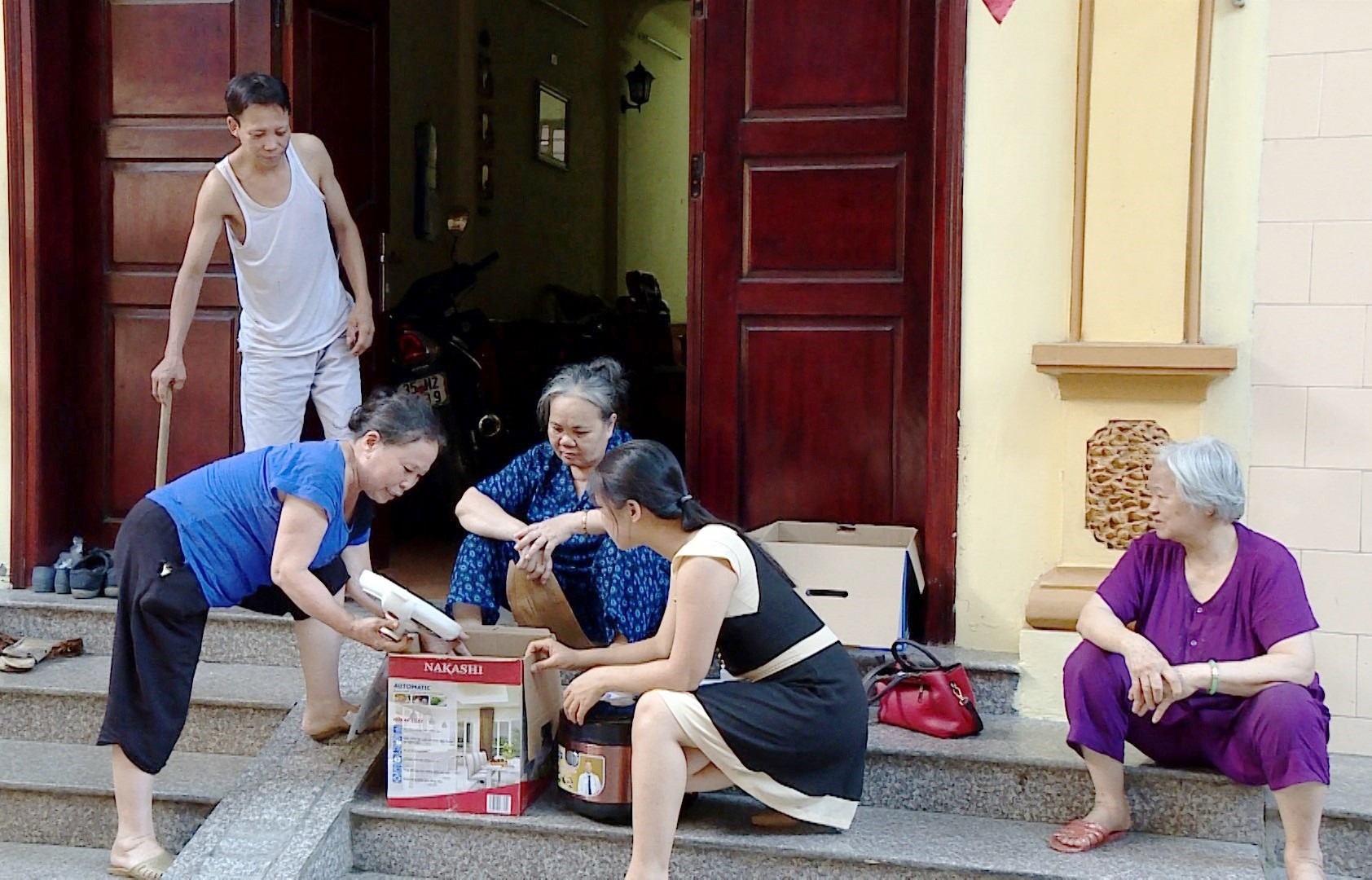 Nhiều người đã bị lừa mua phải hàng kém chất lượng với giá cao gấp nhiều lần. Ảnh: NT