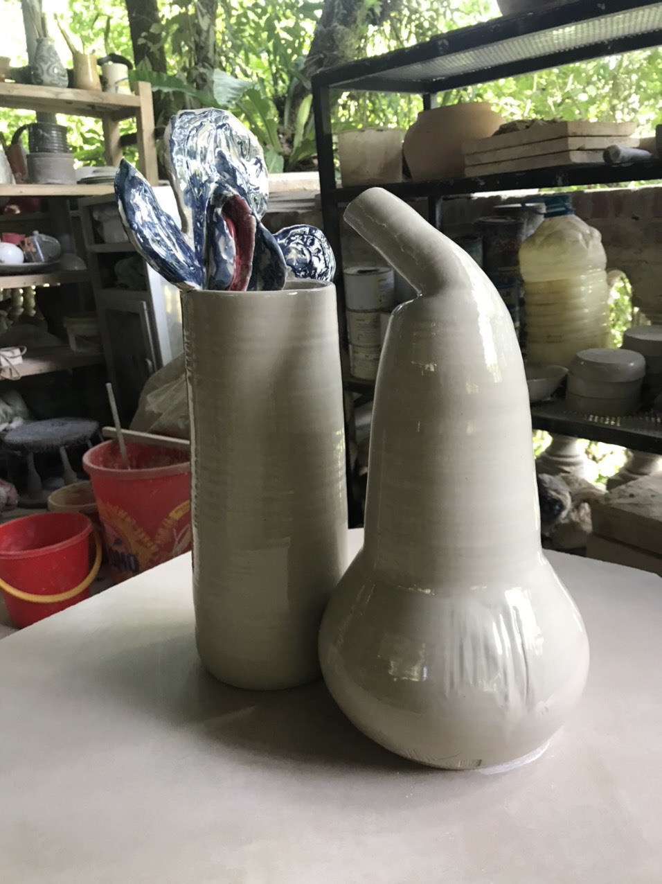 Vài tác phẩm trong loạt gốm của nghệ sĩ Nguyễn Quân, khoảng 33 tác phẩm.