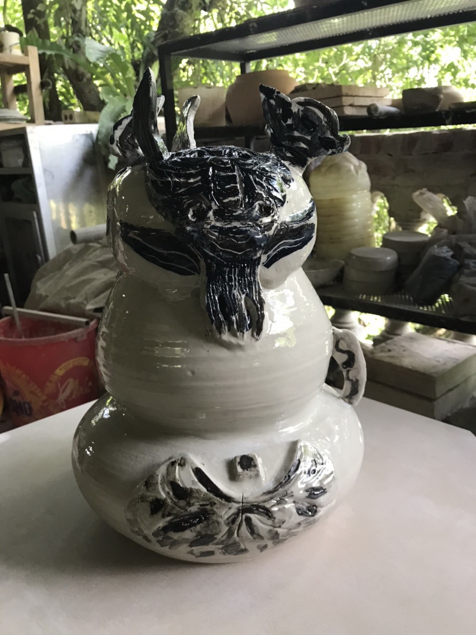 Vài tác phẩm trong loạt gốm của nghệ sĩ Nguyễn Quân, khoảng 33 tác phẩm.