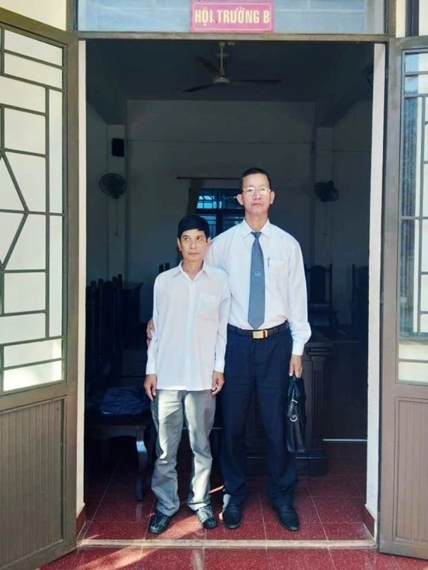 Ông Phước cùng luật sư tại tòa án. Ảnh: Luật sư cung cấp