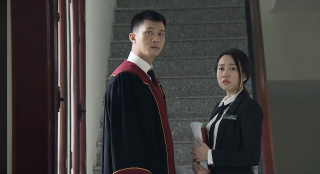 Đan xen với đó là tình yêu, tình đồng nghiệp. Ảnh: ĐPCC