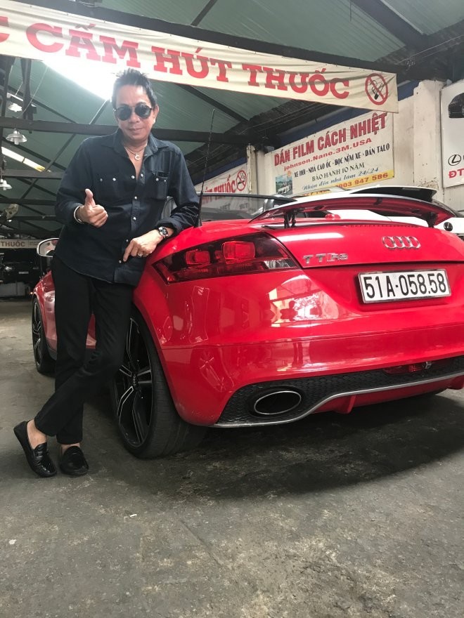 Audi TT màu đỏ với biển số cặp 58 được nam danh hài yêu thích.