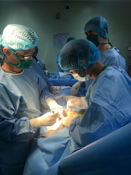 Các bác sĩ lấy phẫu thuật cho bệnh nhân. Ảnh: Bệnh viện cung cấp