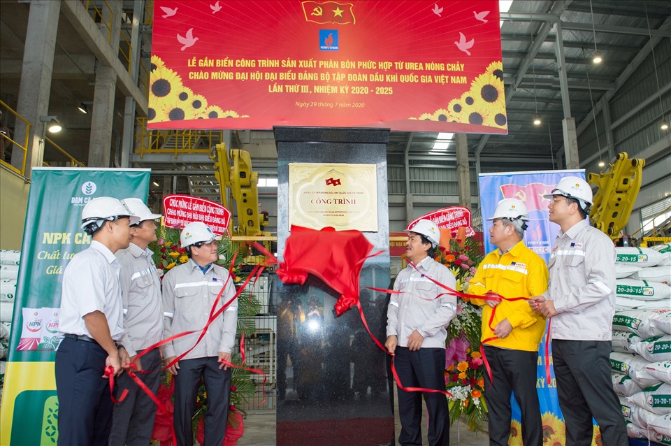 Nghi thức gắn biển công trình sản xuất phân bón phức hợp từ urea nóng chảy chào mừng Đại hội Đảng bộ Tập đoàn lần III, nhiệm kỳ 2020-2025