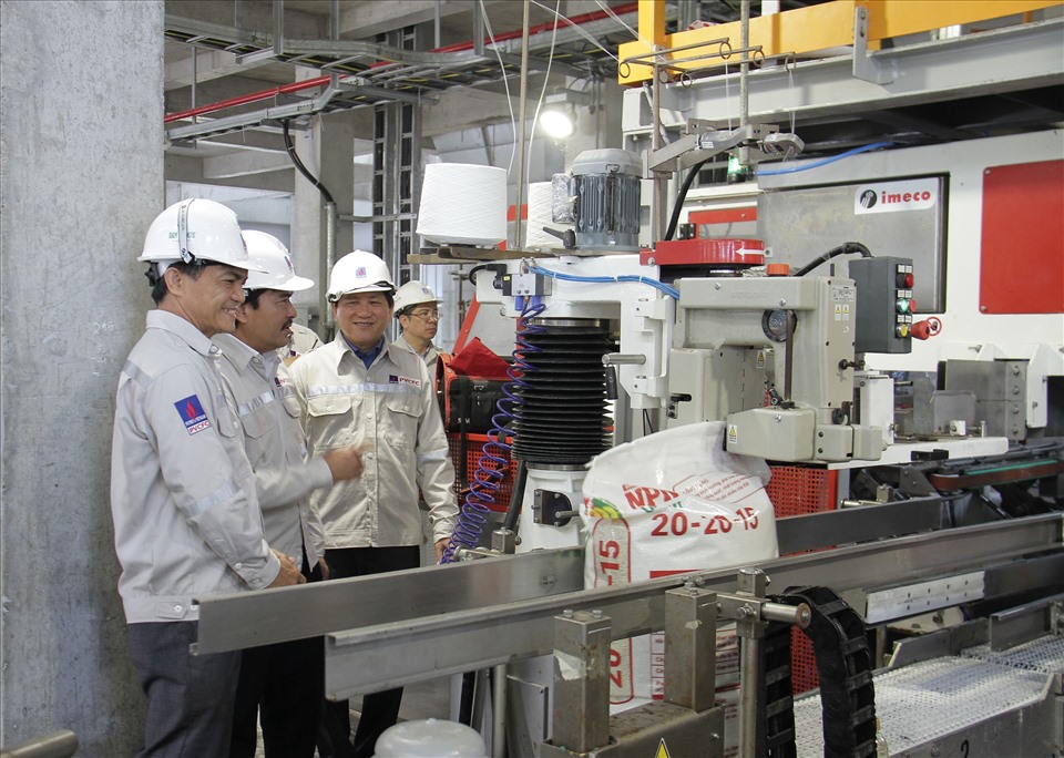 Đoàn đại biểu tham quan dây chuyển sản xuất phân bón phức hợp từ urea nóng chảy của Đạm Cà Mau