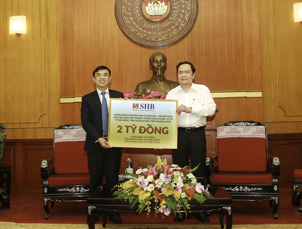 Ông Nguyễn Văn Lê, Tổng Giám đốc Ngân hàng SHB đại diện ngân hàng trao ủng hộ 2 tỉ đồng công tác phòng chống dịch Covid-19 tại miền Trung.