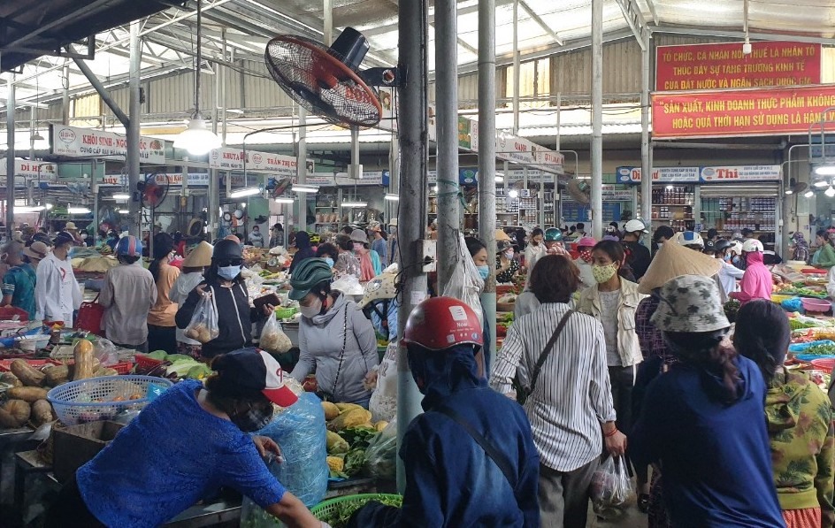 Người dân lo lắng đi chợ nhiều vì thành phố quyết định tạm dừng bán hàng ăn uống. Ảnh: Hữu Long