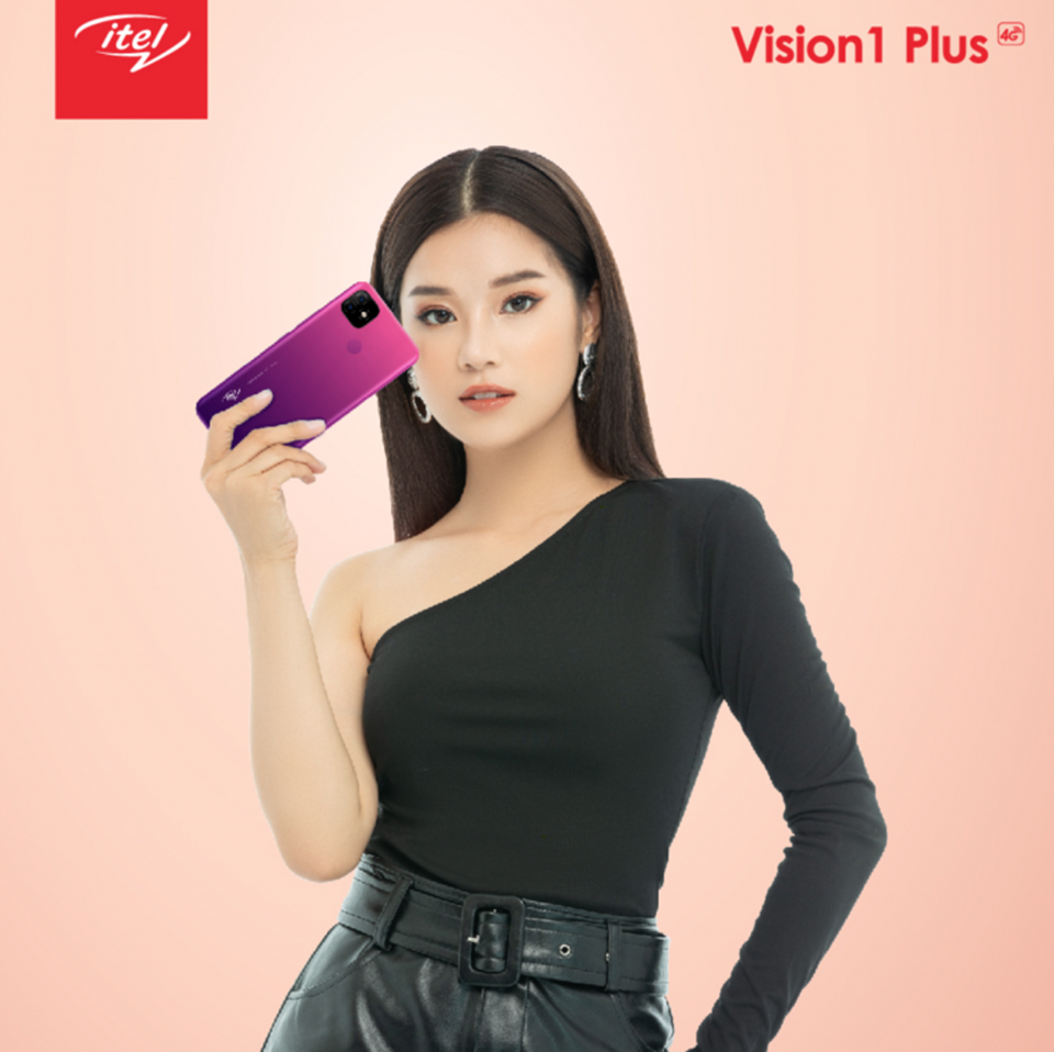 Hoàng Yến Chibi chia sẻ sự thích thú với dòng điện thoại này. Ảnh: NSCC Hoàng Yến Chibi chia sẻ sự thích thú với dòng điện thoại này. Ảnh: NSCC