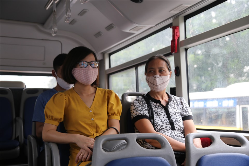Nhân viên và hành khách trên xe buýt đeo khẩu trang để phòng dịch COVID-19.