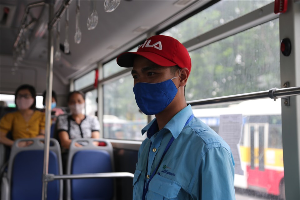 Nhân viên và hành khách trên xe buýt đeo khẩu trang để phòng dịch COVID-19.